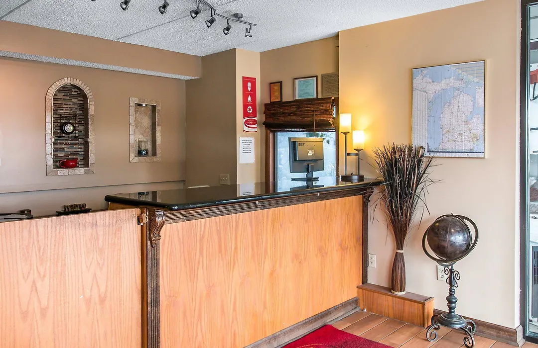 Super 8 By Wyndham Petoskey-1