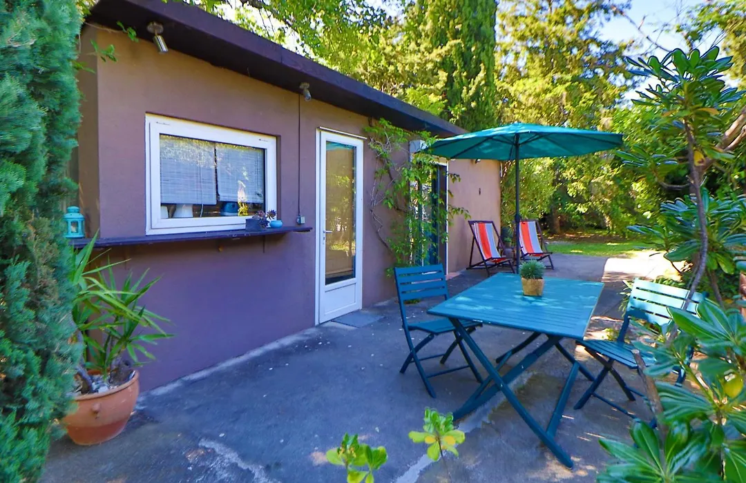 Le Mas de Bertagne studio kitchenette terrasse piscine-1