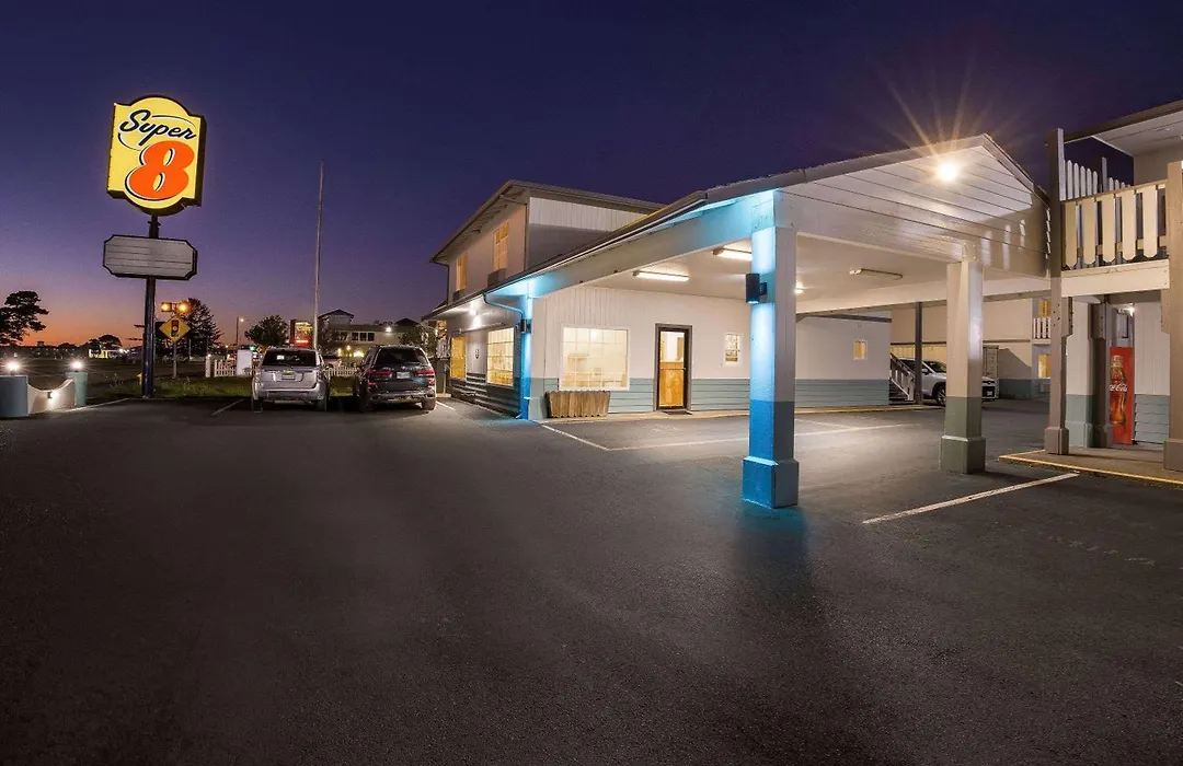 Super 8 By Wyndham Crescent City-1
