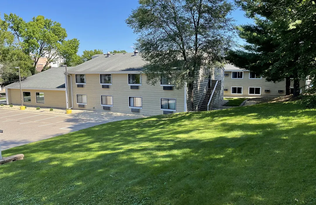 Nichols Inn & Suites-1