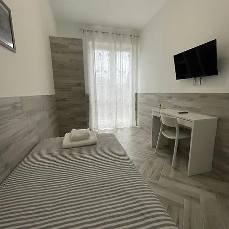 Holiday Rooms Rho-2