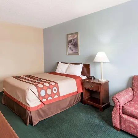Super 8 By Wyndham Woodstock-2