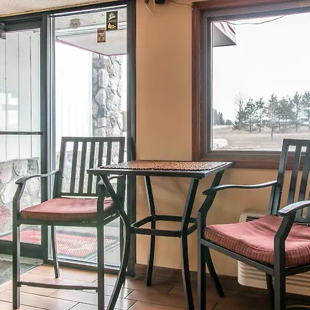 Super 8 By Wyndham Petoskey-3