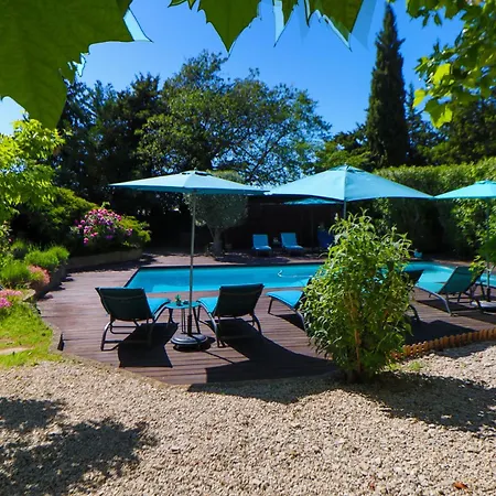 Le Mas de Bertagne studio kitchenette terrasse piscine-3