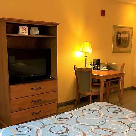Super 8 By Wyndham Topeka At Forbes Landing-2