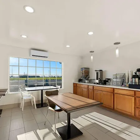 Super 8 By Wyndham Crescent City-2