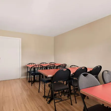 Travelodge By Wyndham Salmon Arm Bc-3