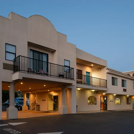 Edgewater Inn And Suites-2