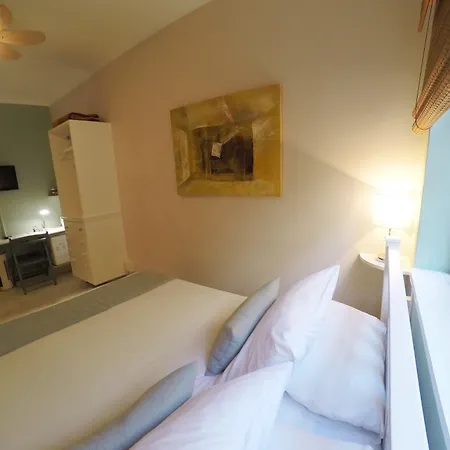 Dolphin Inn Guesthouse-2