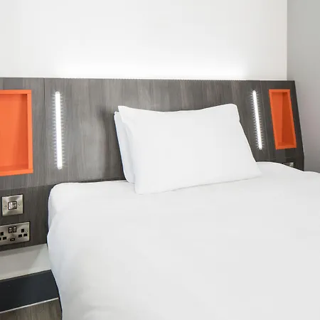 Easyhotel Reading-2