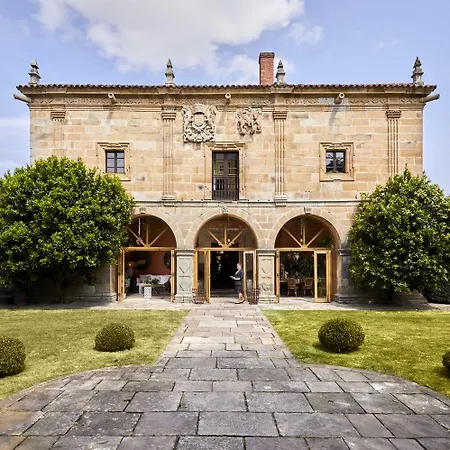 Helguera Palacio Boutique & Antique-3