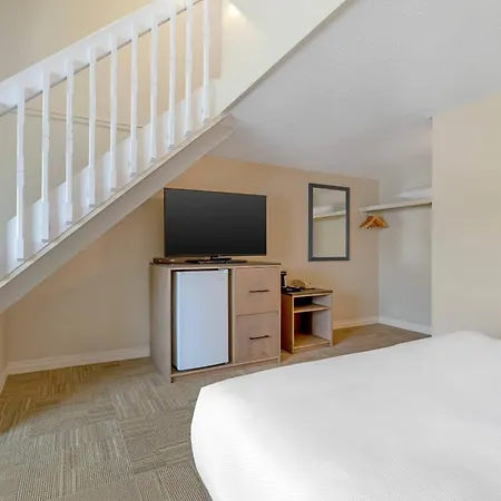 Econo Lodge Inn & Suites-2
