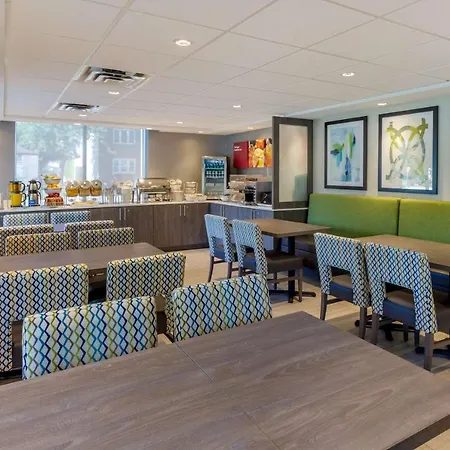Comfort Suites Downtown Windsor-3