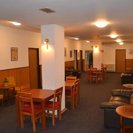 Hotel Bohemians-2