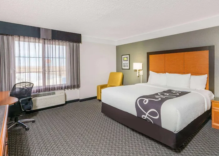 La Quinta By Wyndham Pueblo Hotel