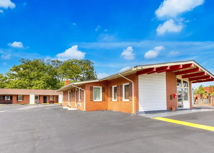 Oyo Palm Leaf Motel Ashland