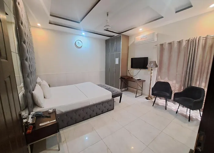 Cuzzy Inn Hotel Lahore