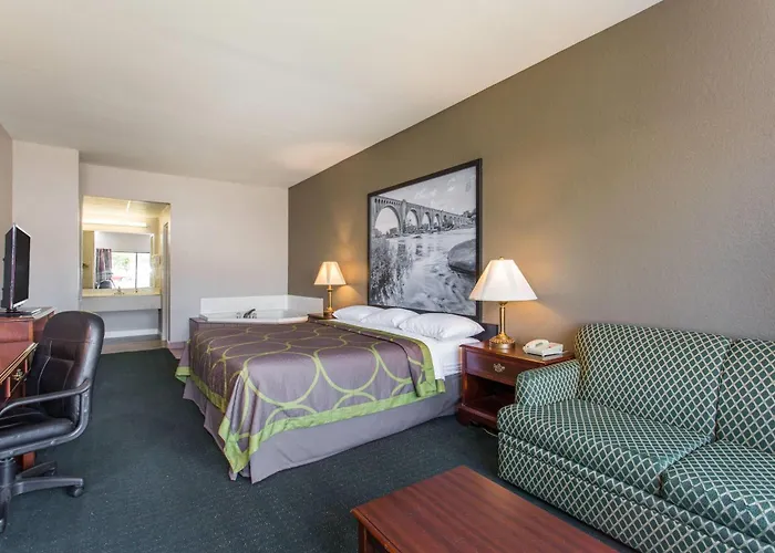 Super 8 By Wyndham Petersburg