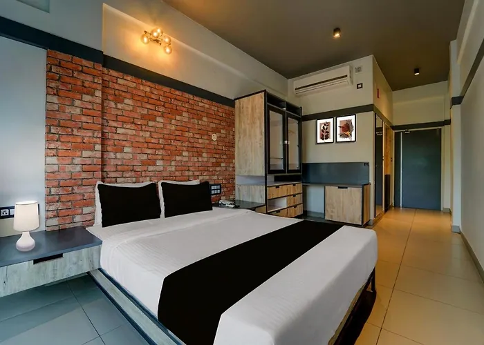 Super Townhouse Oak Mangalore