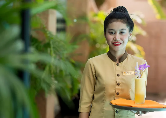 Smiling Deluxe Hotel